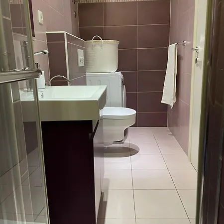 George Apartment, Renovated 2024, Downtown Apartman *